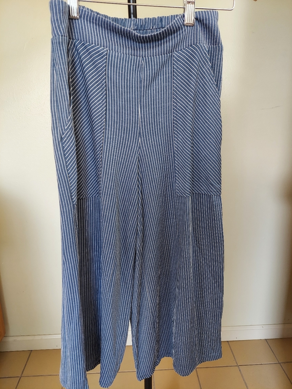 BCBGeneration Sz XXS  Stretchy Wide-Leg Blue And White Striped Pants Comfortable